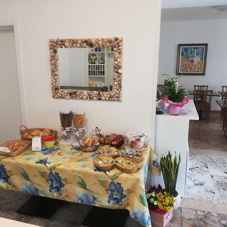 Albergo Elena Garni Каорле Екстериор снимка