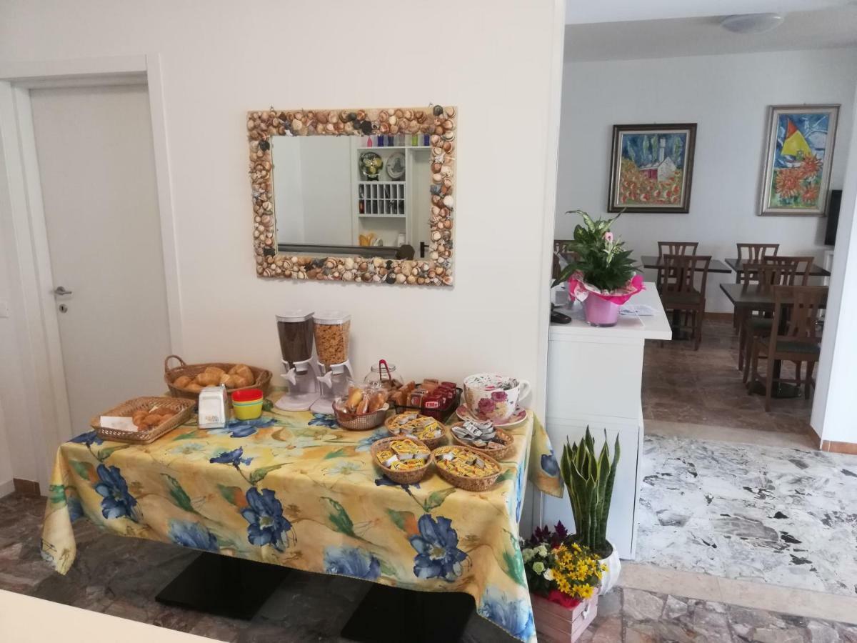 Albergo Elena Garni Каорле Екстериор снимка