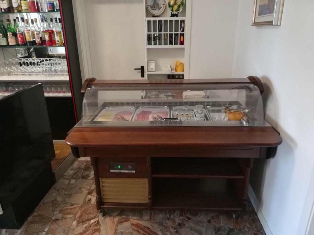 Albergo Elena Garni Каорле Екстериор снимка