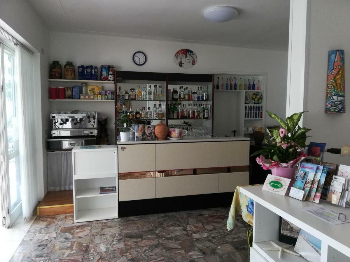 Albergo Elena Garni Каорле Екстериор снимка